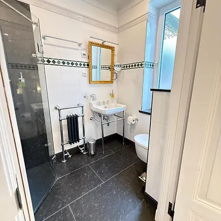 Апартаменты Whisperwood *